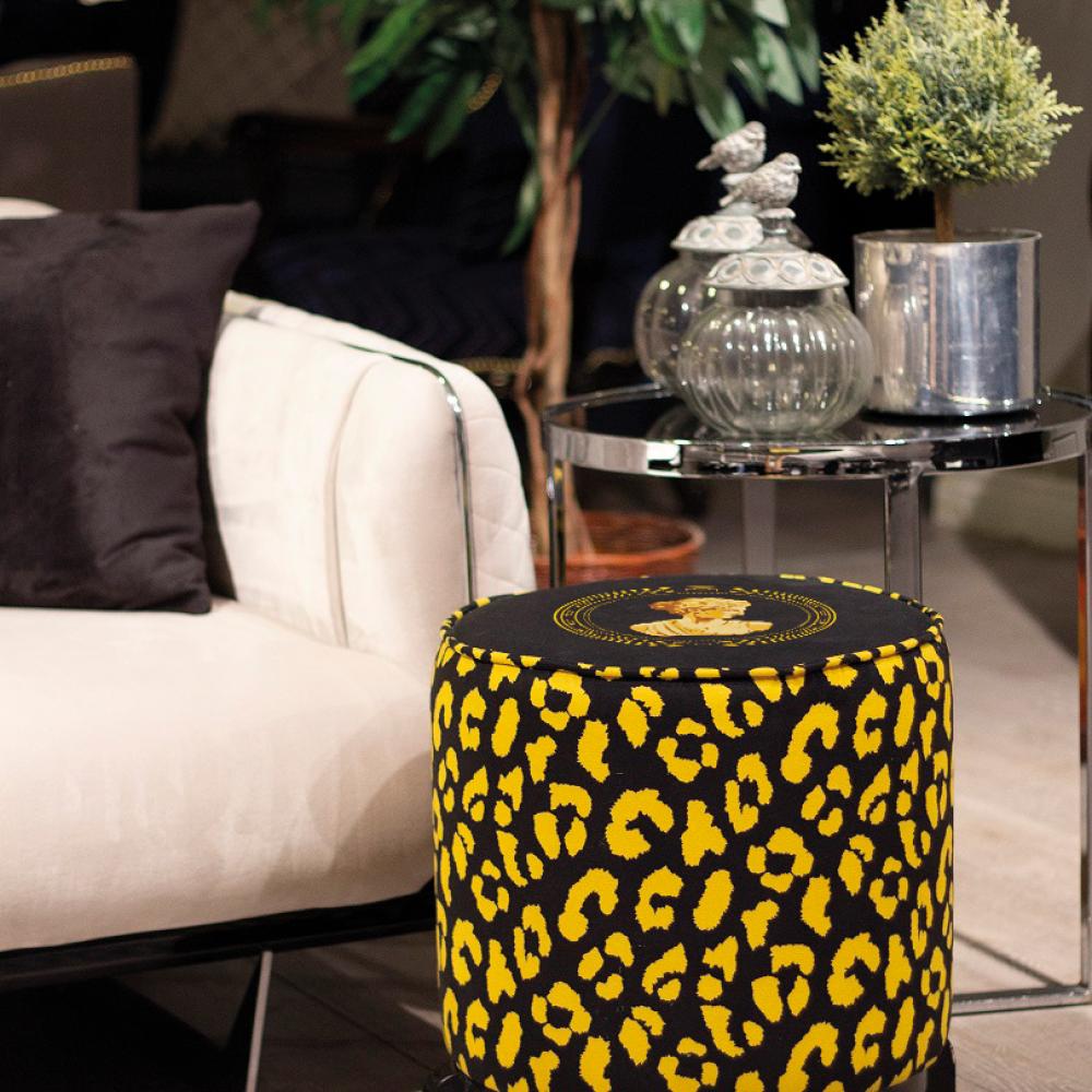 Siyah Büst Detaylı Ahşap Ayaklı Puf