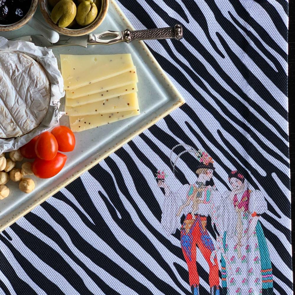 Zebra Desen Üzerine Moda Figürlü Amerikan Servis Modern Tasarım - 4'lü 30x50 cm